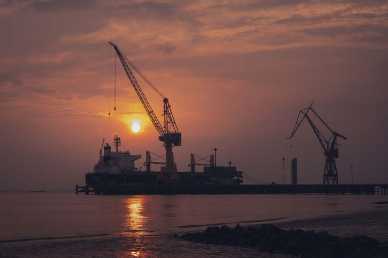 港口日落剪影图片