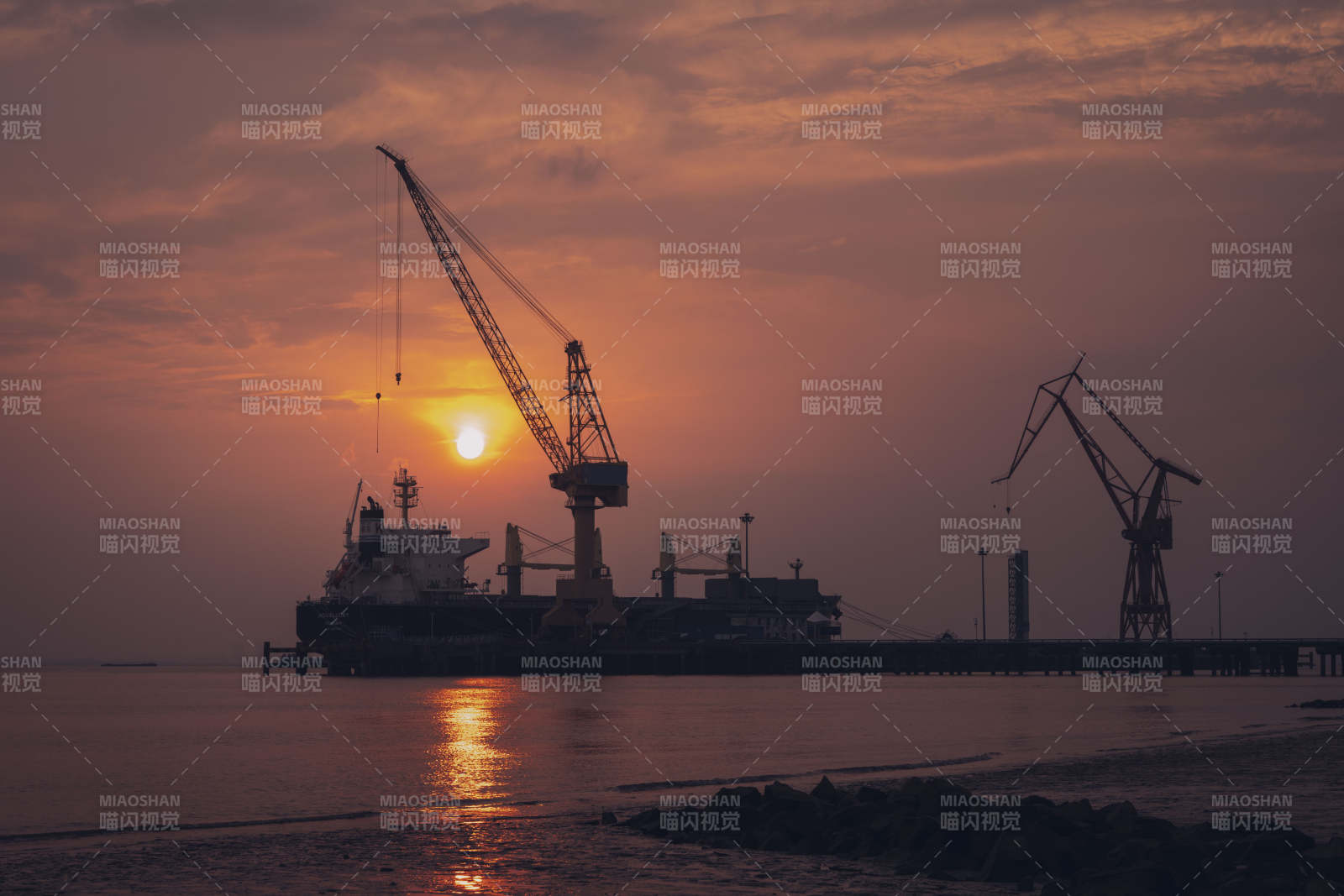 港口日落剪影图片