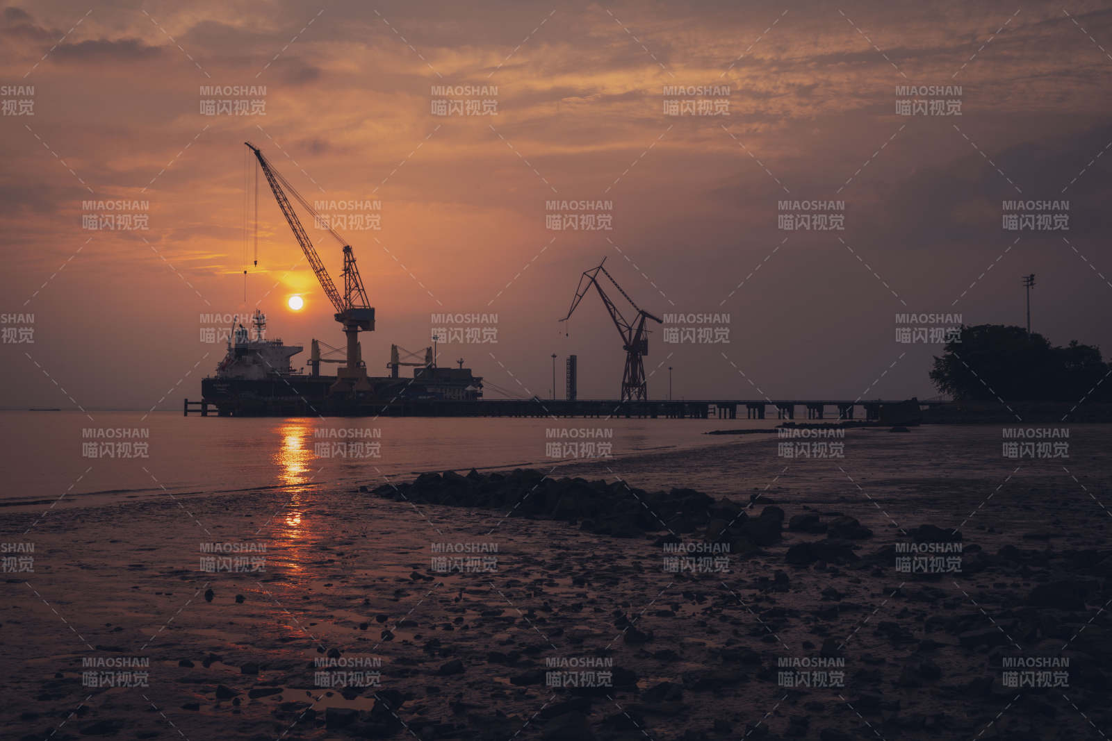 黄昏港口吊塔剪影图片