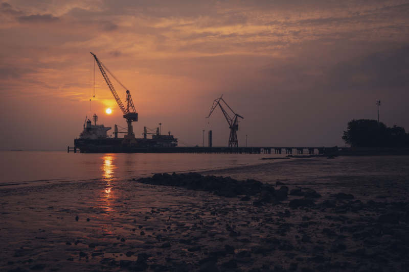 黄昏港口吊塔剪影图片