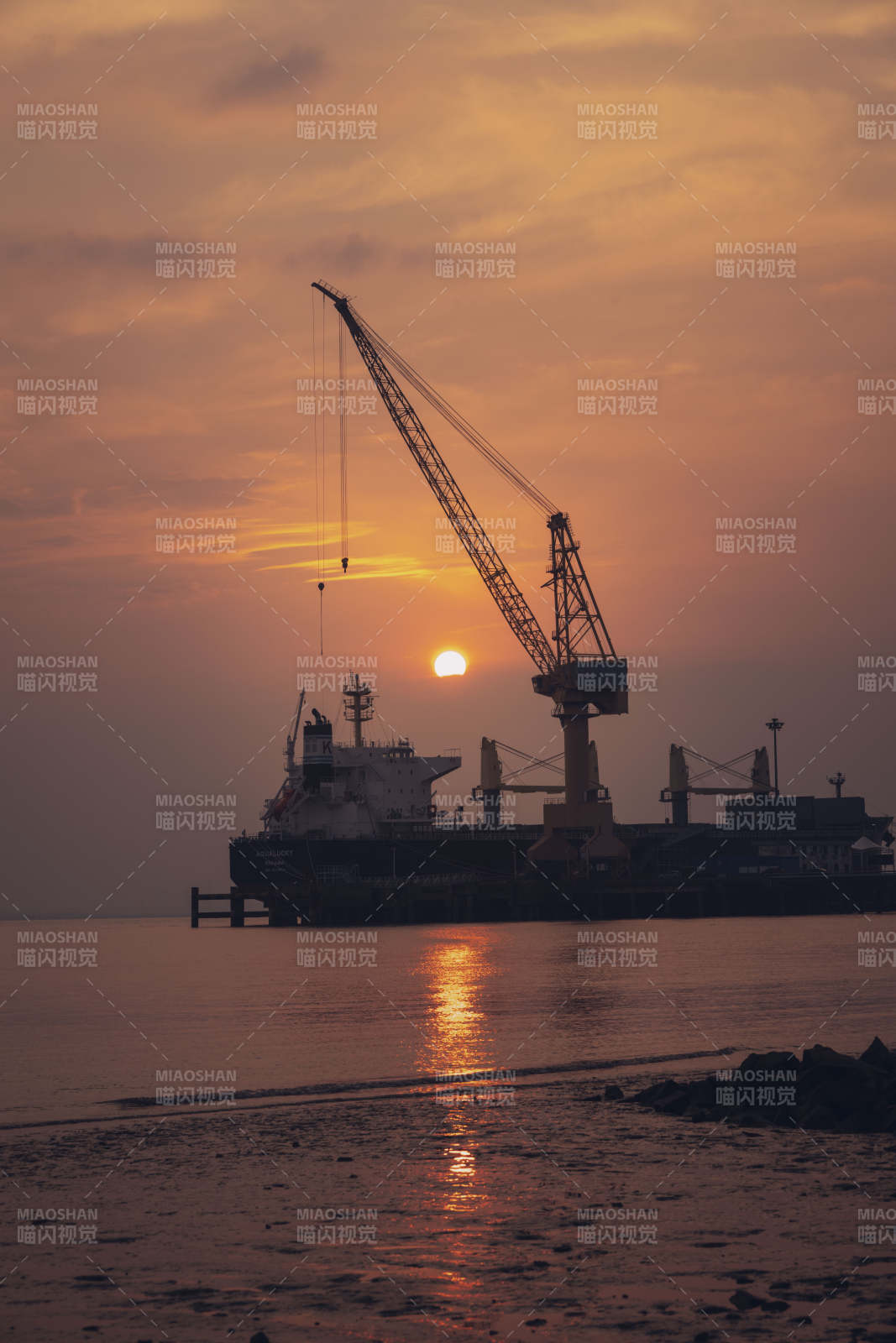 夕阳下的港口吊车图片