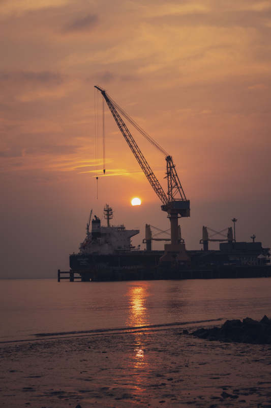 夕阳下的港口吊车图片