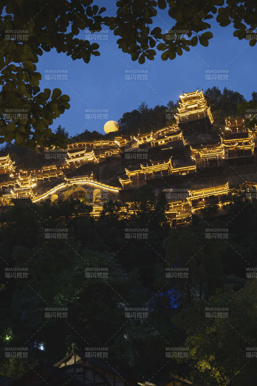 月照古寨夜景图片