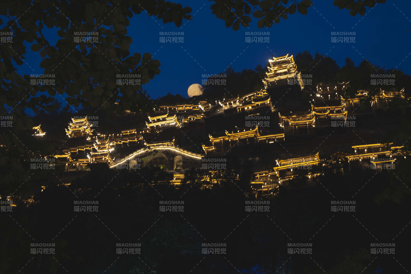 夜幕下的古建筑群图片