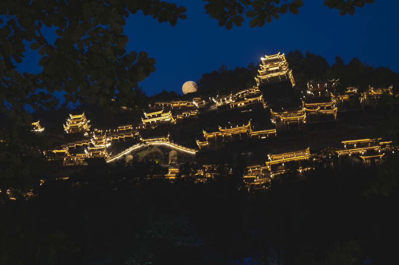 夜幕下的古建筑群图片