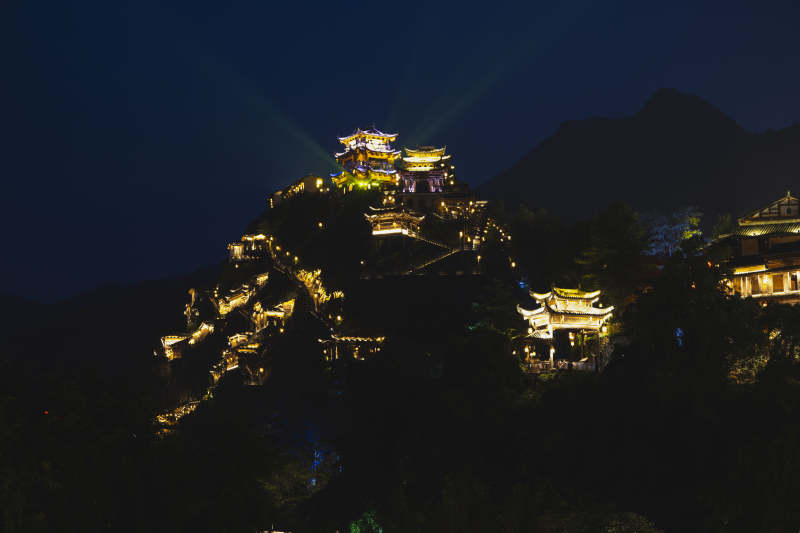 江西上饶望仙谷华灯初上古建筑夜景图片