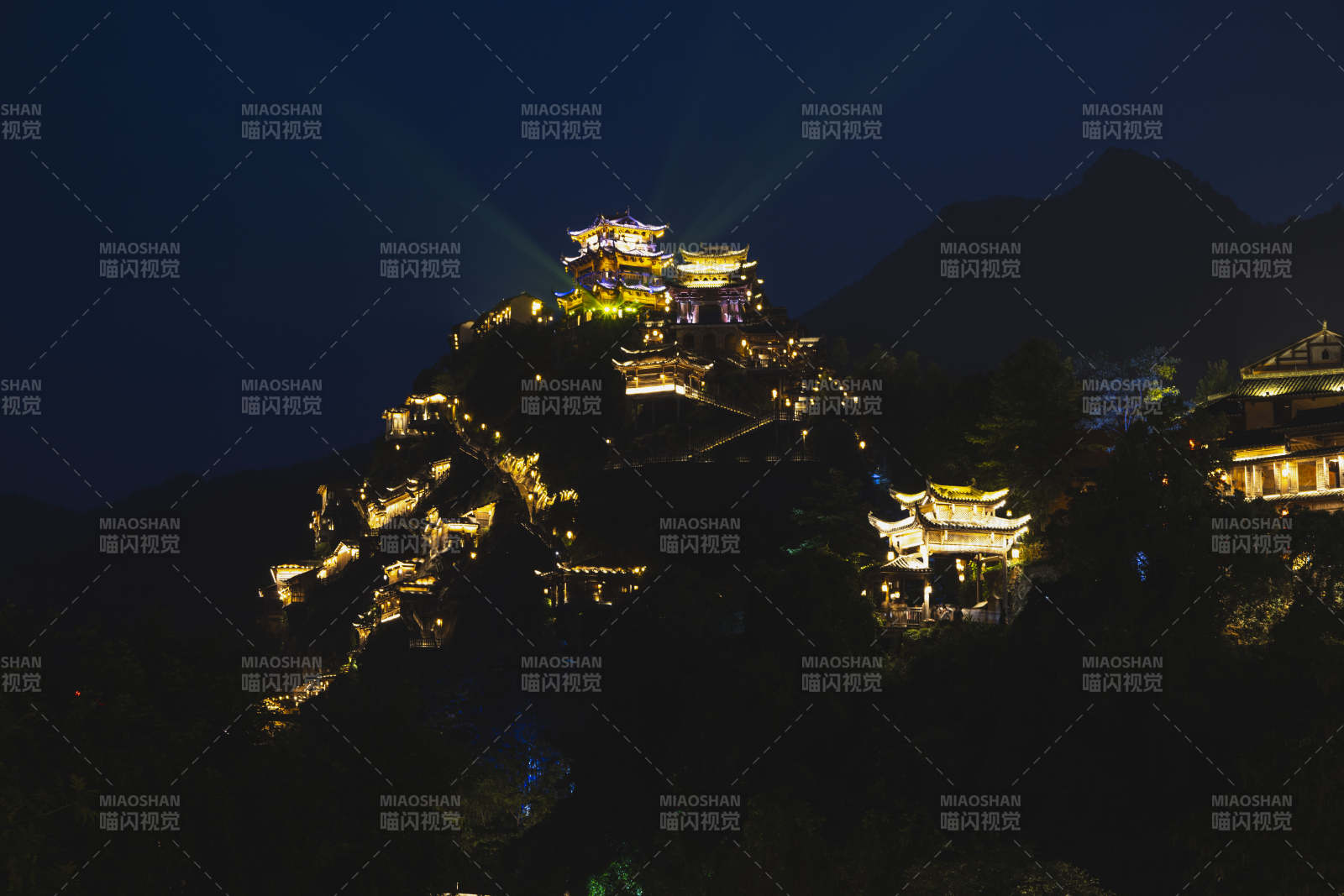 夜山古寺灯火辉煌图片