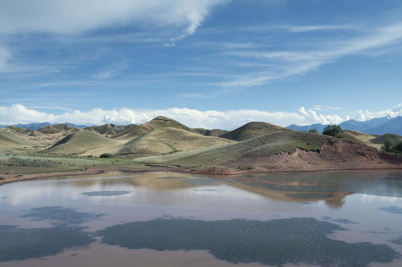 新疆百里丹霞沿途山脉湖泊自然风光图片