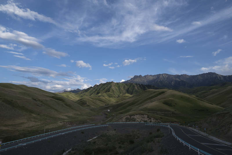 新疆孟克特古道沿途山间公路蜿蜒前行图片