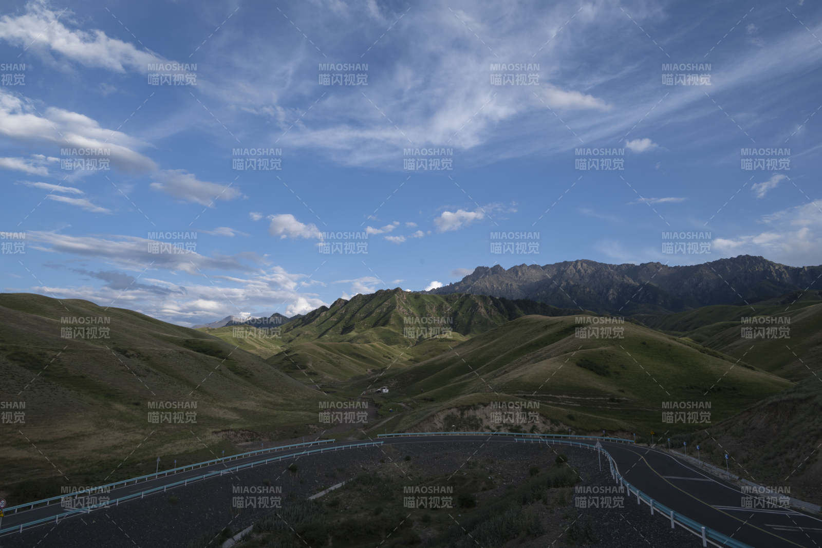 山间公路蜿蜒前行图片