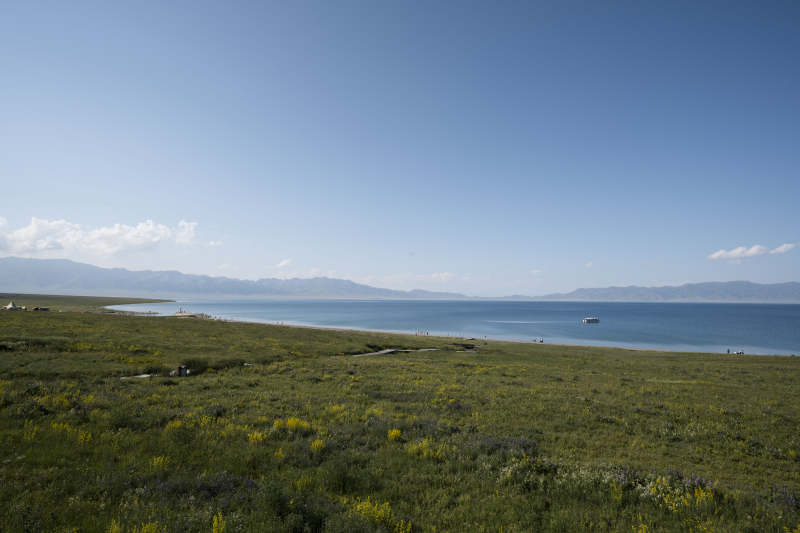 湖畔草原风光图片