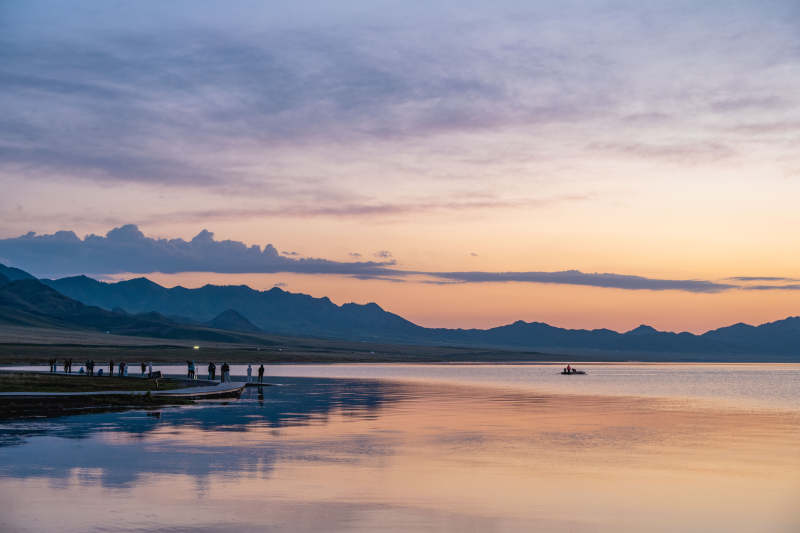 湖畔黄昏静谧景图片