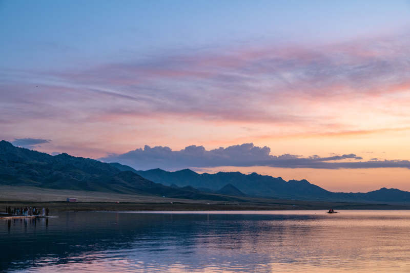 湖畔夕照山影图片