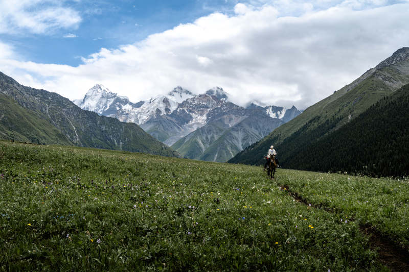 雪山草甸骑行图片