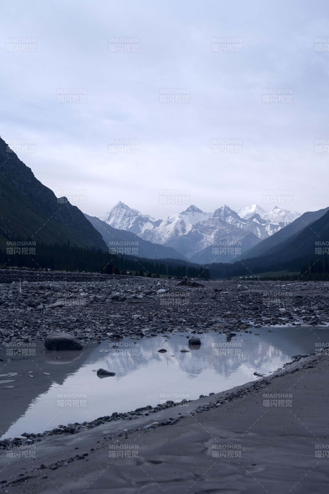 雪山倒影静谧河图片