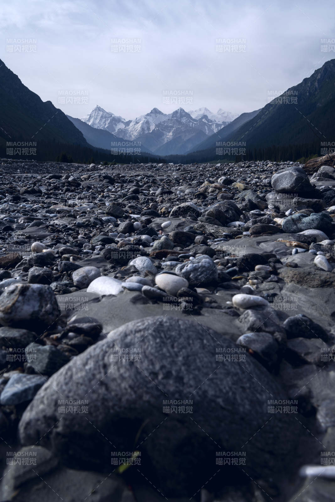 雪山石滩静谧景图片