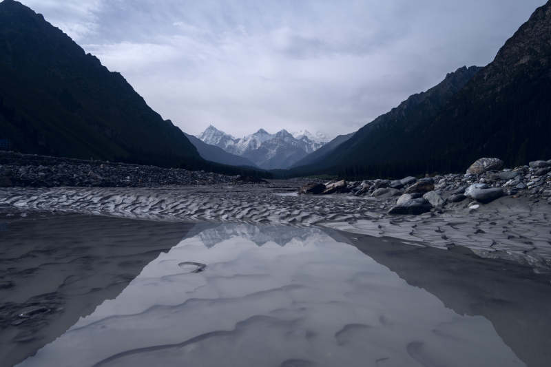雪山倒影静谧湖图片