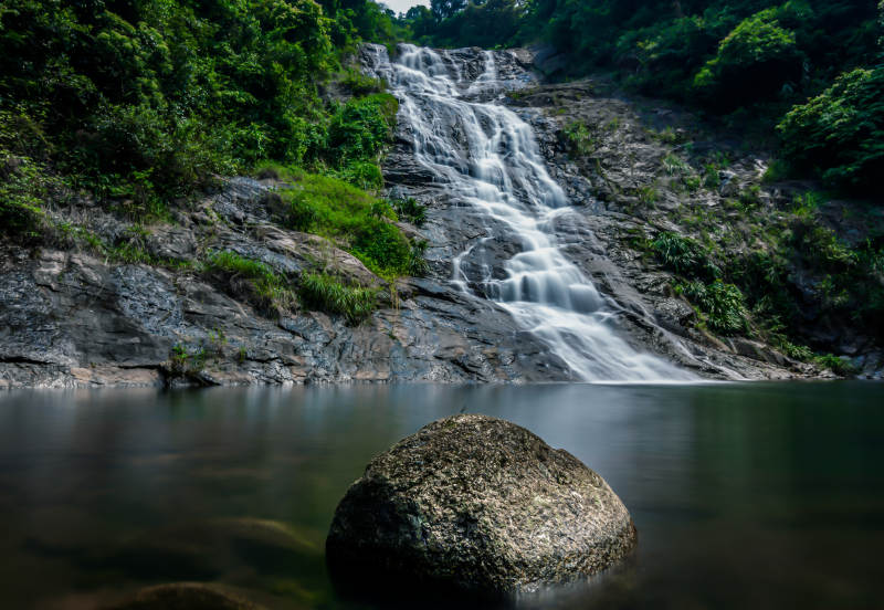 山间瀑布静谧景图片