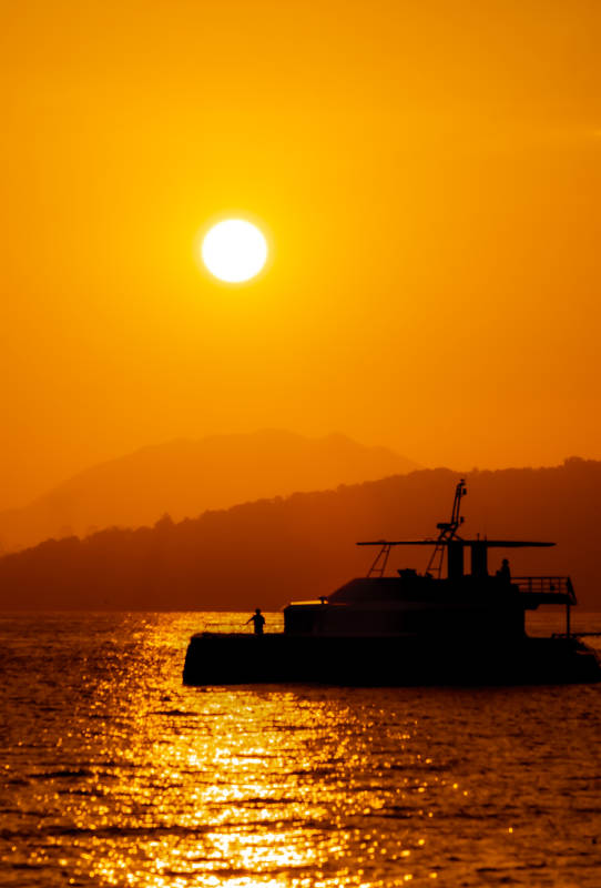 夕阳下的海船剪影图片