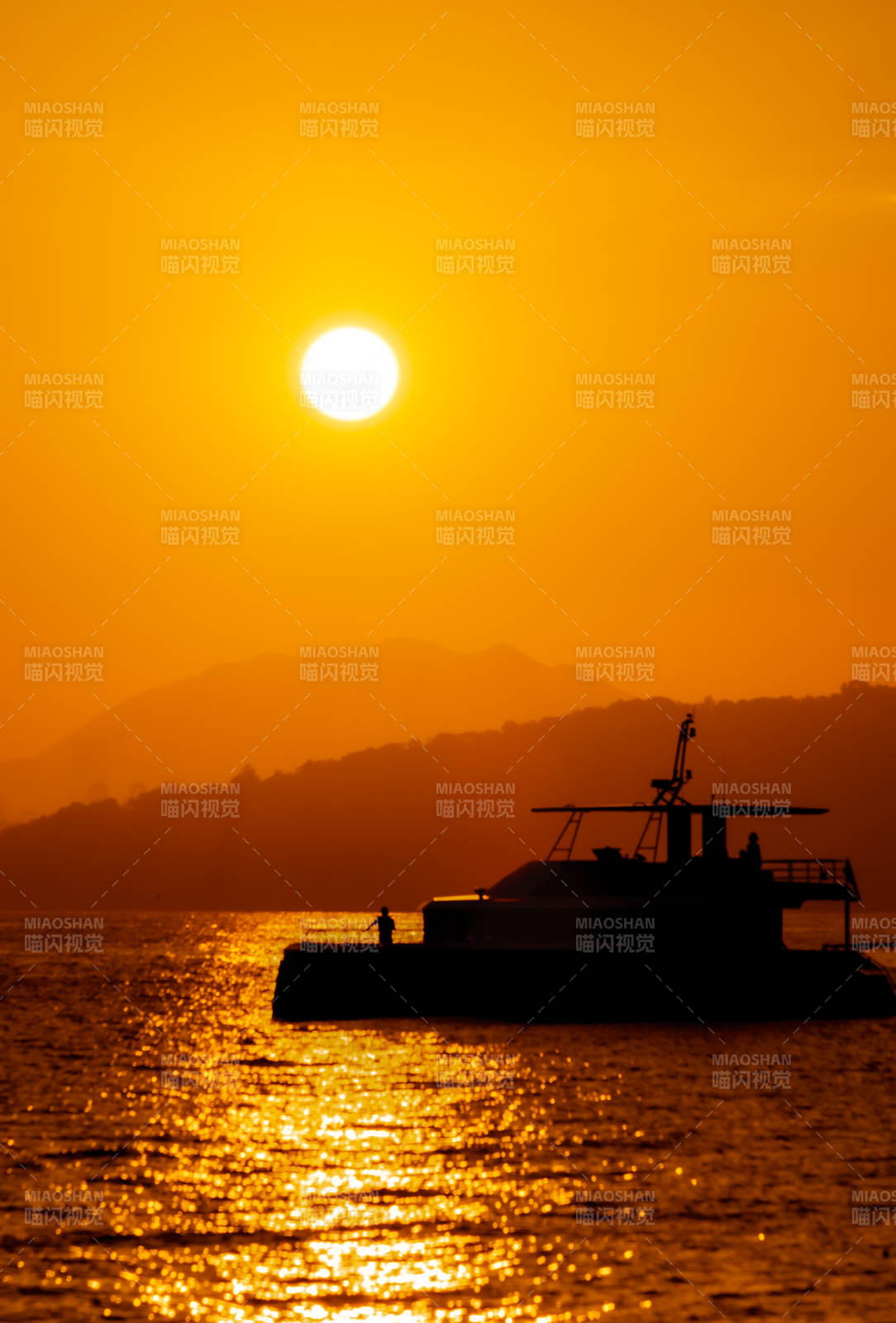 夕阳下的海船剪影图片