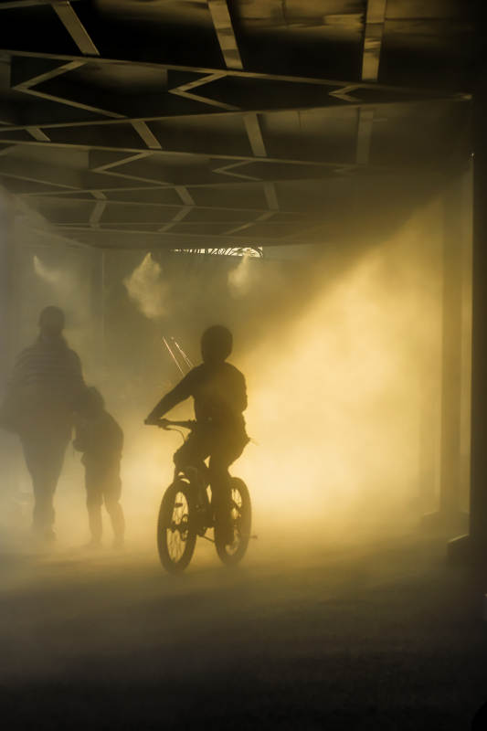 雾中骑行的小男孩图片