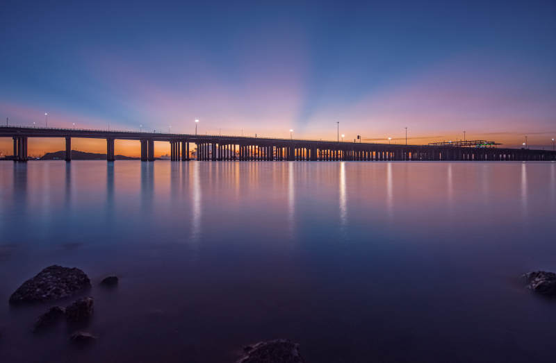 桥影映水夜色美图片