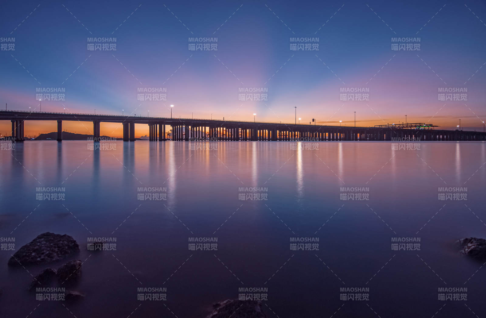 桥影映水夜色美图片