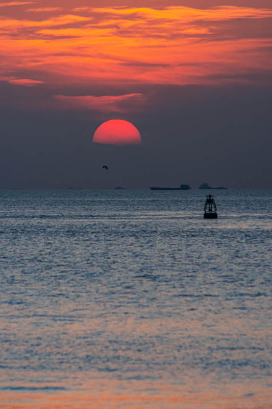 夕阳海面船影图片