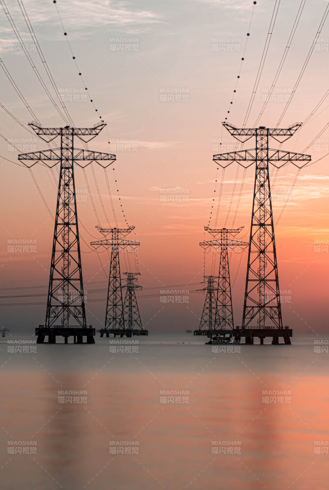 夕阳下的电力塔图片