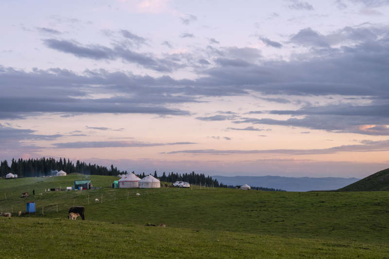 草原暮色中的蒙古包图片