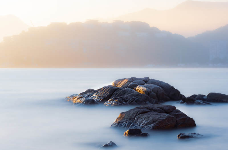 晨曦湖石静谧图片
