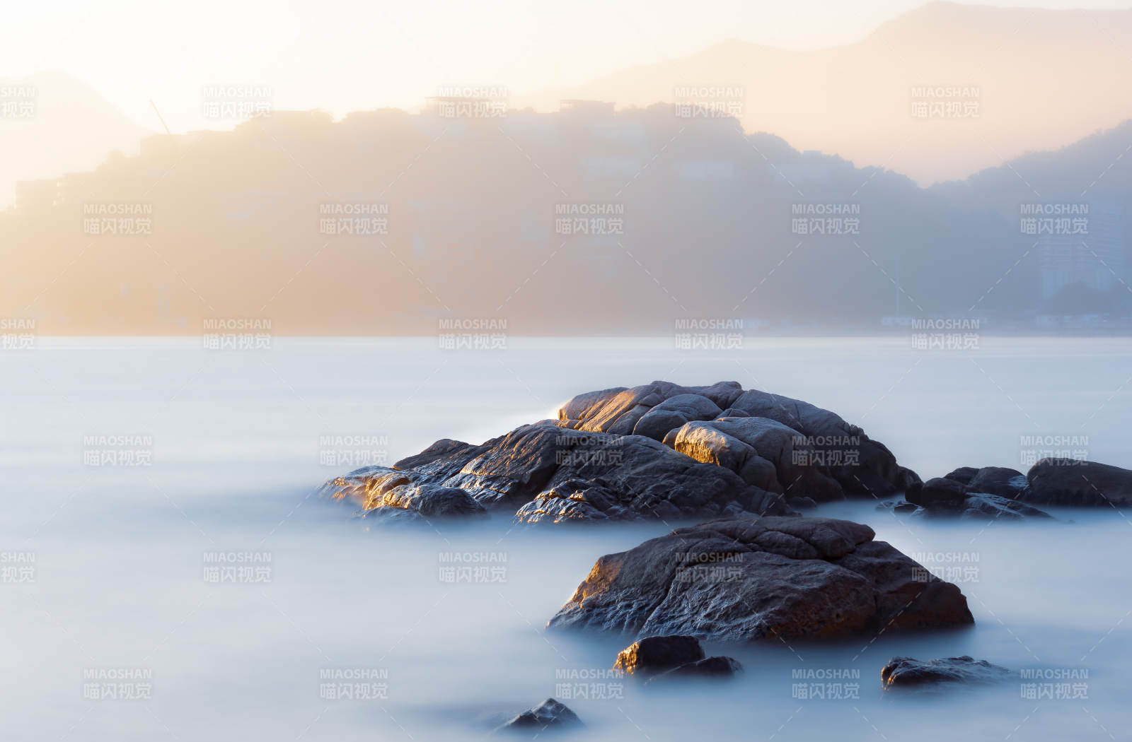晨曦湖石静谧图片