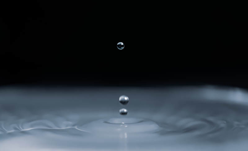 水滴落瞬间图片