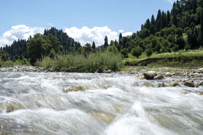 山间溪流奔腾图片