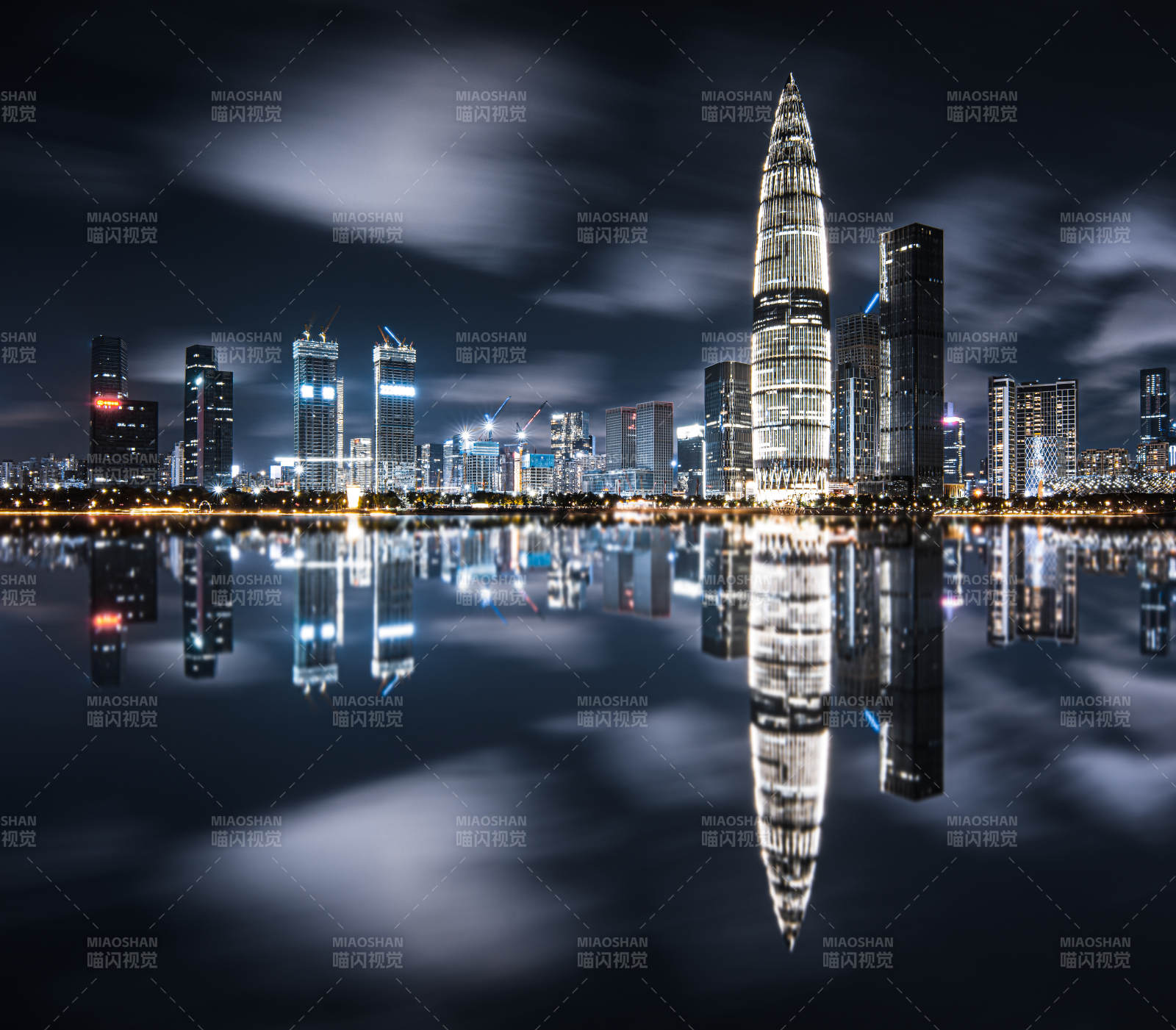 夜幕下的城市倒影图片