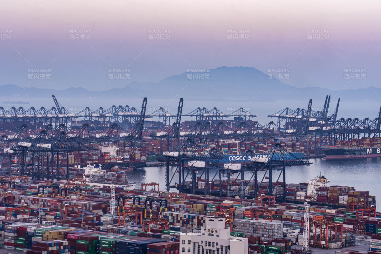 繁忙港口集装箱码头图片