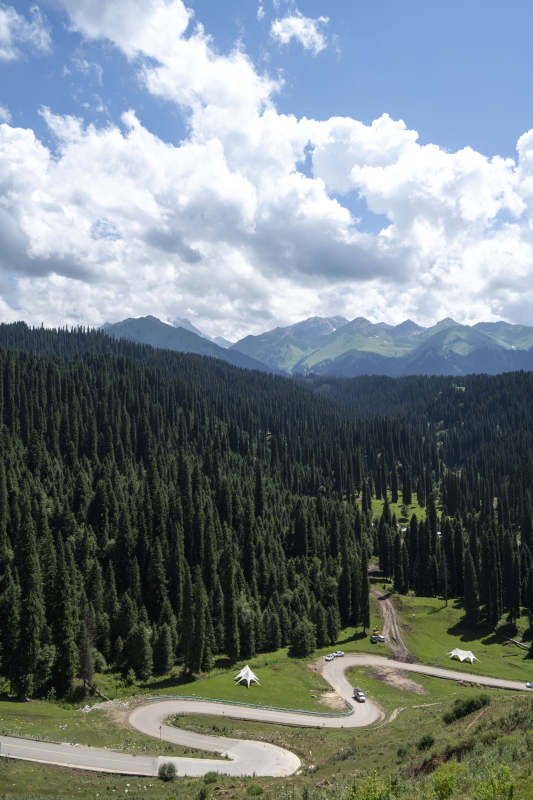 山间蜿蜒公路图片