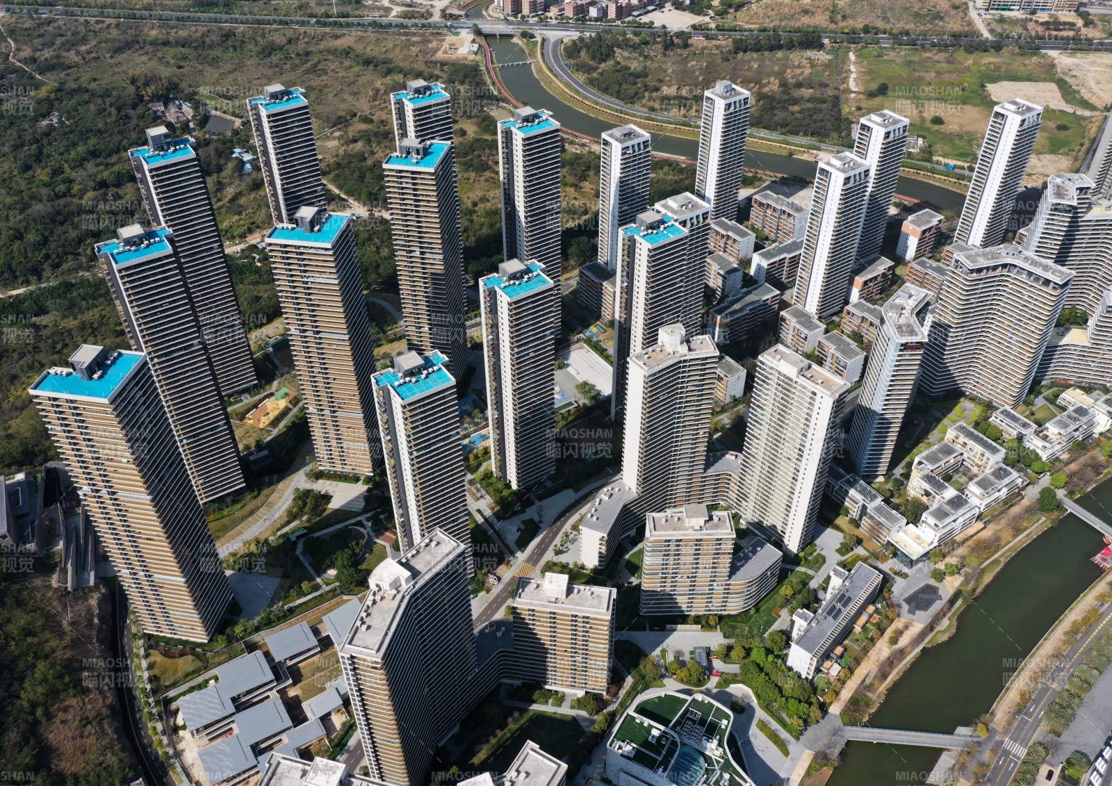 城市高楼群航拍图片