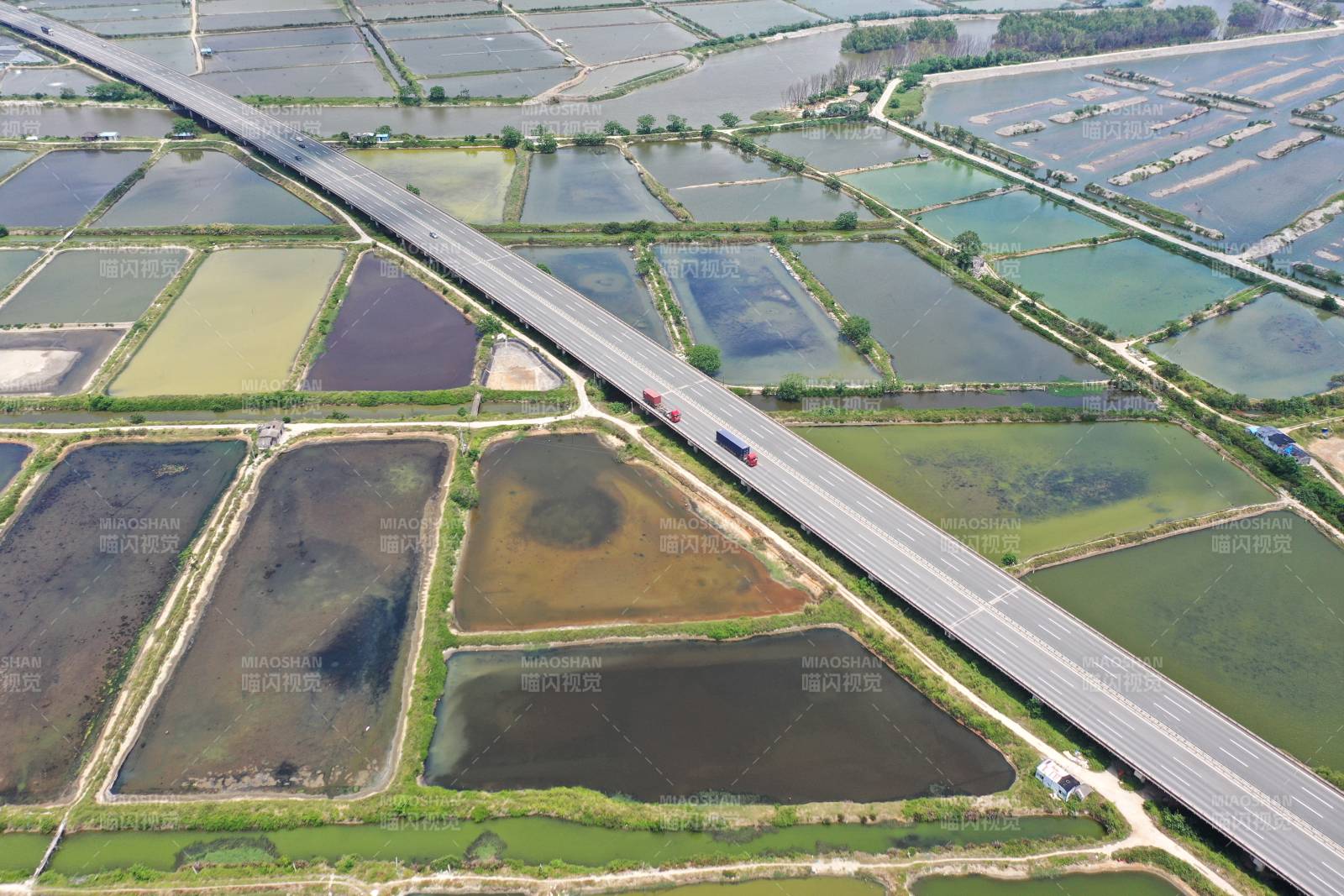 公路穿行湿地田图片