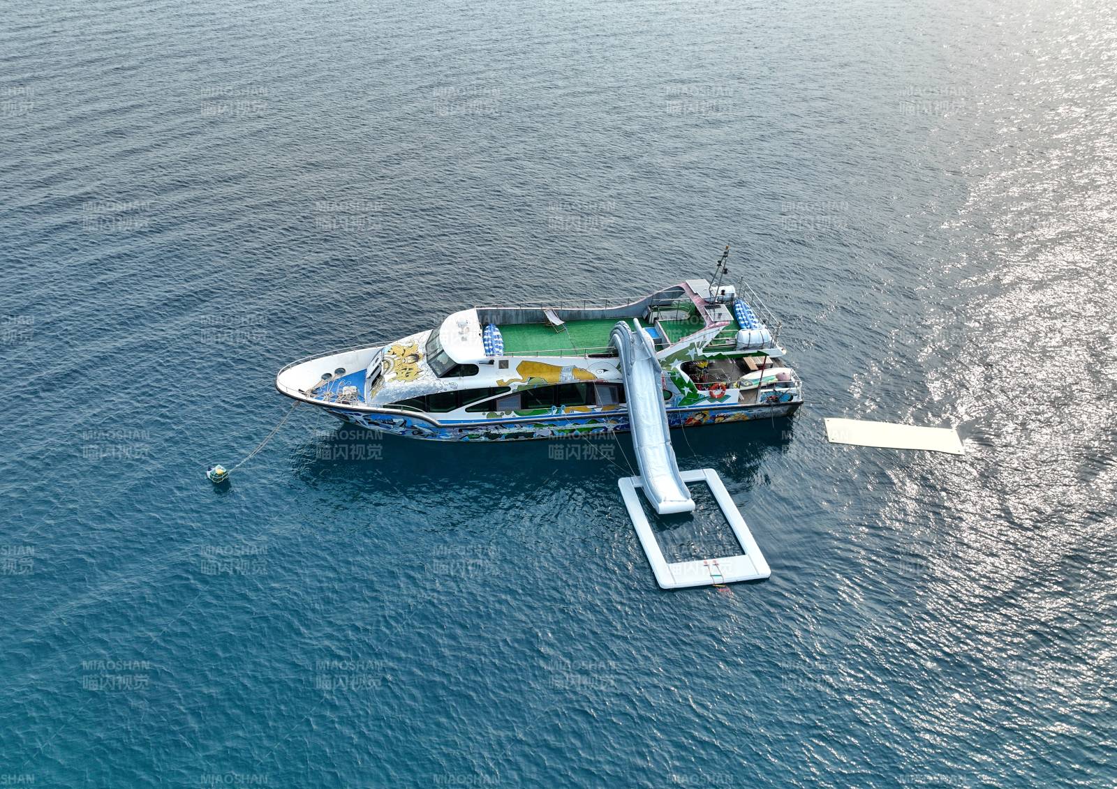 游艇水上滑梯图片