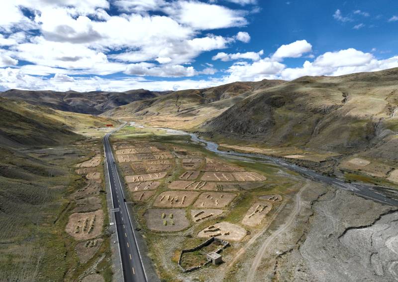 高原公路与农田图片