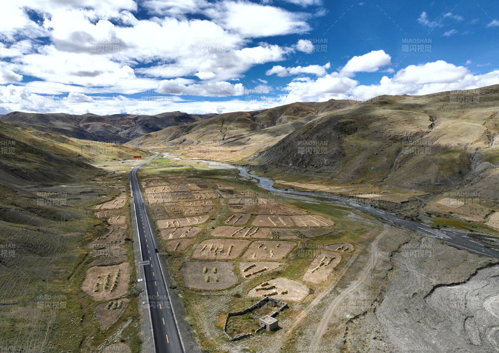 高原公路与农田图片