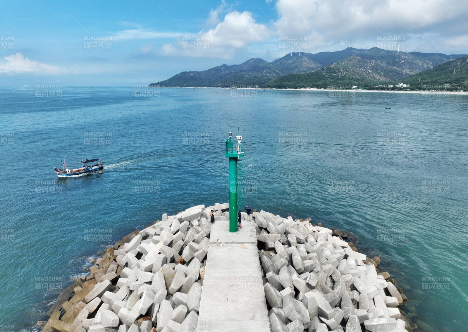 海港风光 船行碧波图片