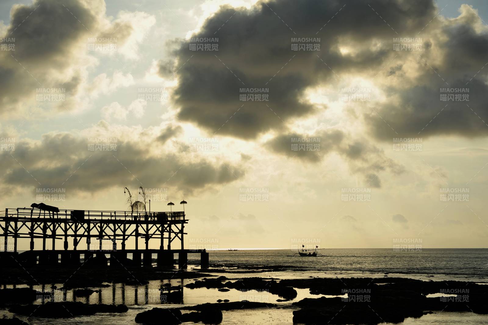 黄昏码头剪影图片