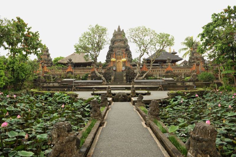 莲花池畔的神庙图片