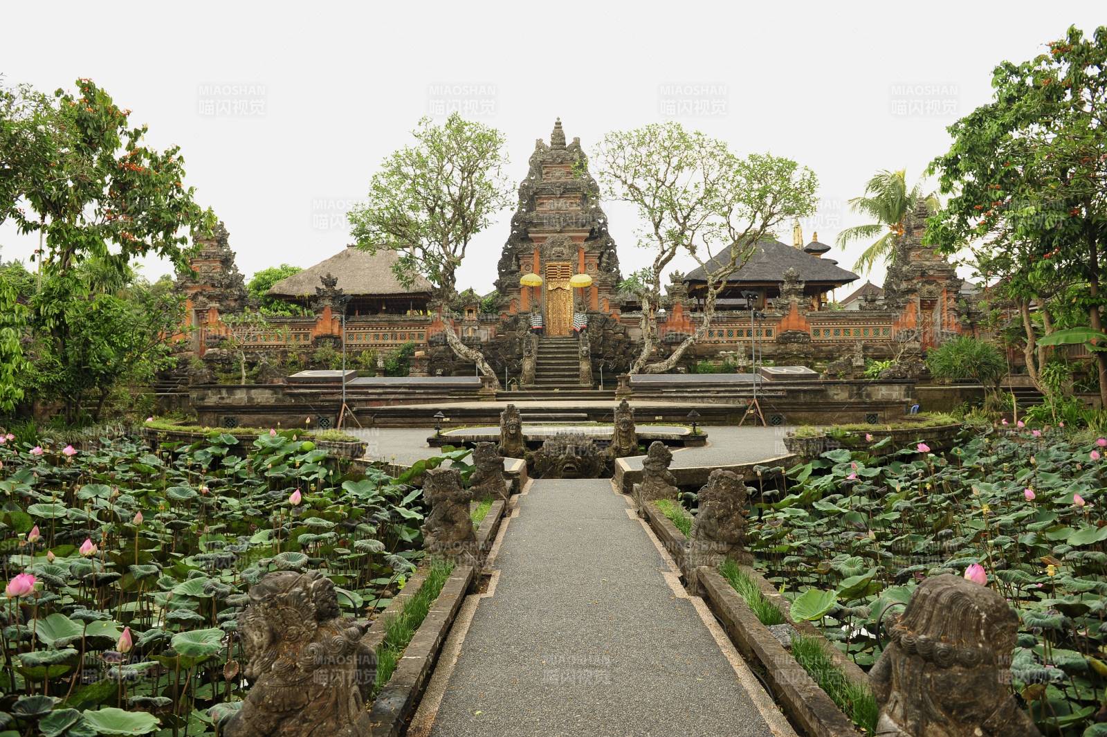 莲花池畔的神庙图片