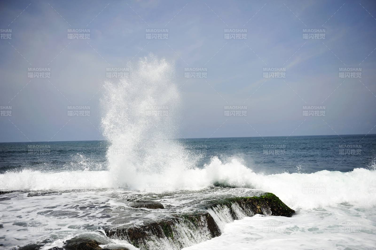 海浪拍岸溅起水花图片