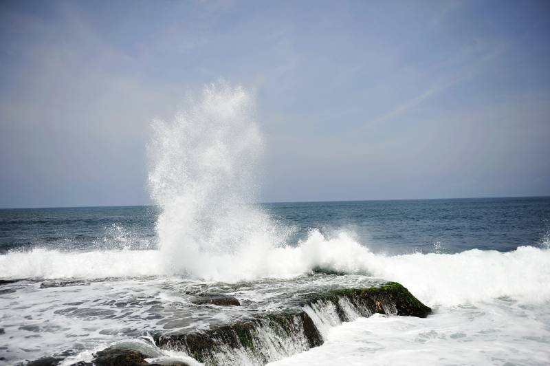 海浪拍岸溅起水花图片