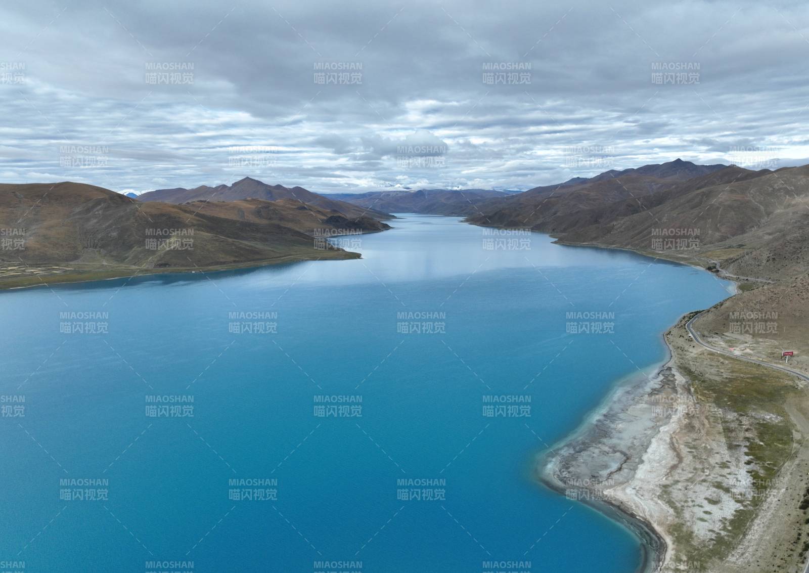 碧湖映山云图片