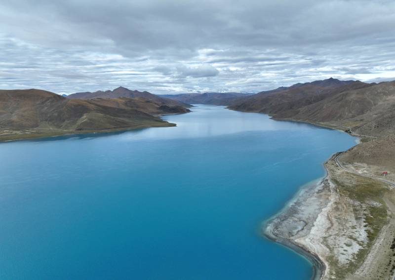 碧湖映山云图片